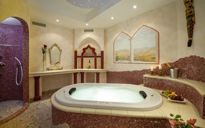 Whirlpool im Wellnessbereich des Raffl Hotels