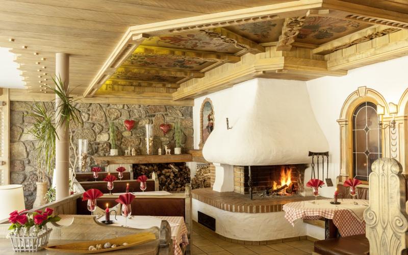 Lounge mit offenem Kamin im Raffls Hotel