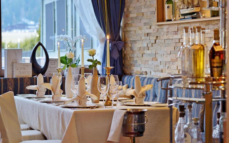 Ein festliche eingedeckter Tisch für 10 Personen im Restaurant des Kulinarik und Genießerhotels Alpin