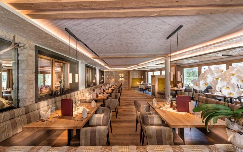 Blick in den geräumigen Speisesaal des Alpinhotels berghaus spa