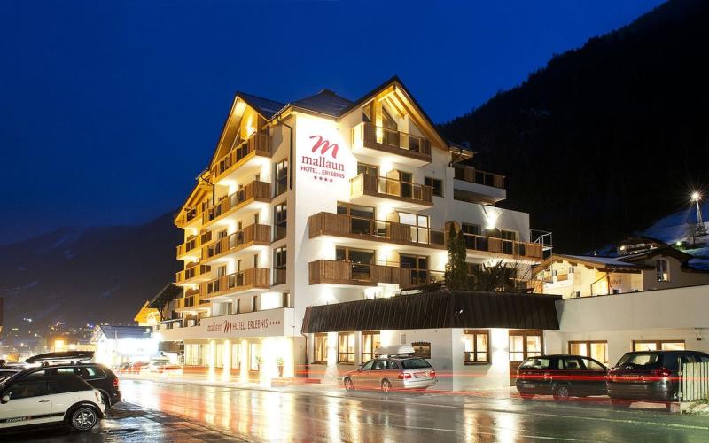 Aussenansicht bei Nacht des Mallaun Hotels