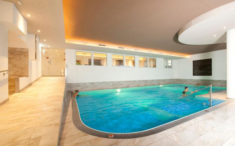Gäste im Schwimmbad des Hotels Mallaun