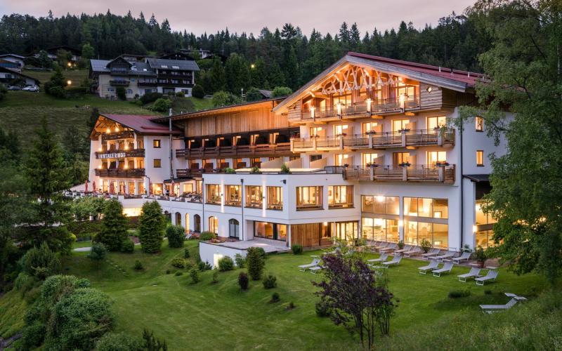 Aussenansicht des Inntalerhofes DAS Panoramahotel am Abend