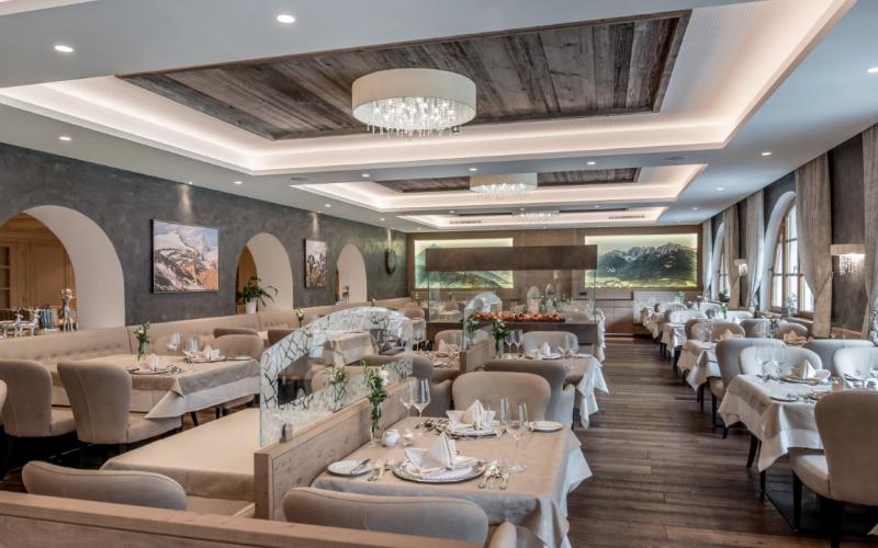Blick in das elegante Restaurant mit gedeckten Tischen im Wellness und Relax Hotel Milderer Hof