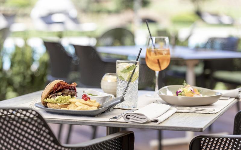 Ein gedeckter Tisch auf der Terrasse im Hotel Pirchner Hof