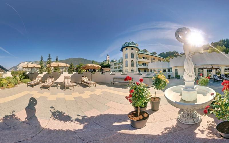 Aussenansicht und Sonnenterrasse mit Liegen im Hotel Das Schlössl