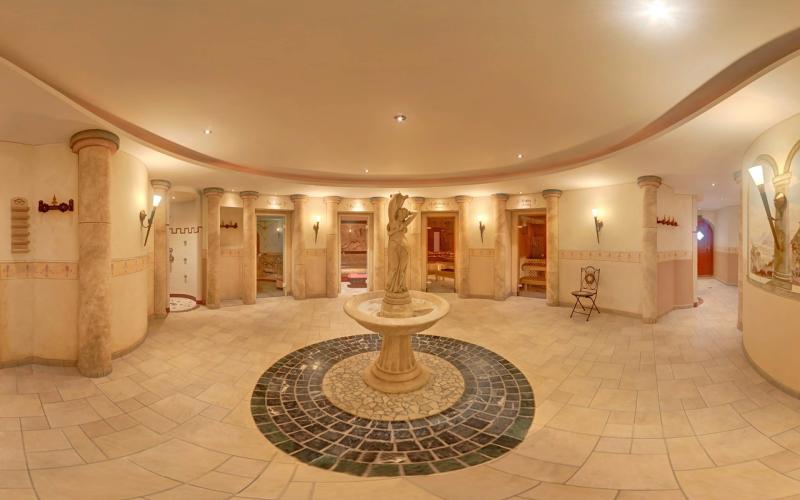 Blick in das Zentrum des Wellnessbereiches des Hotels Das Schlössl