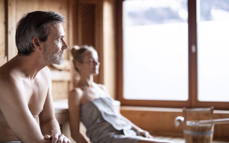 Zwei Gäste in der Sauna im Naturhotel Outside