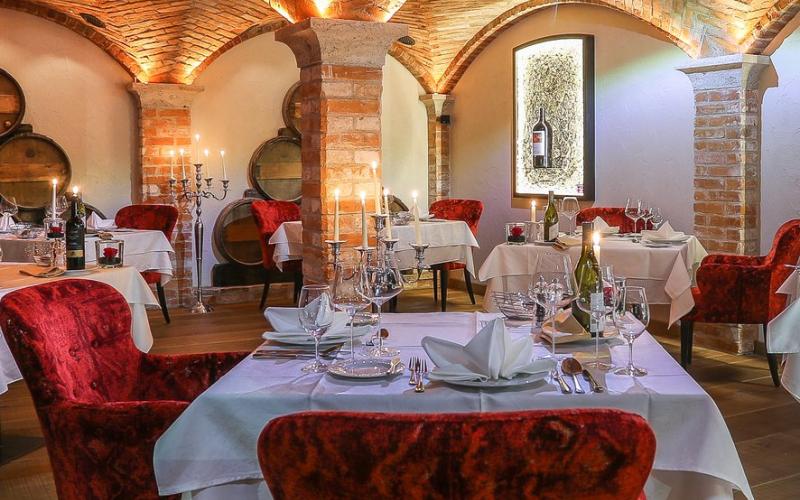 Restaurant mit Gewölbe und eingedeckten Tischen im Verwöhnhotel Kristall