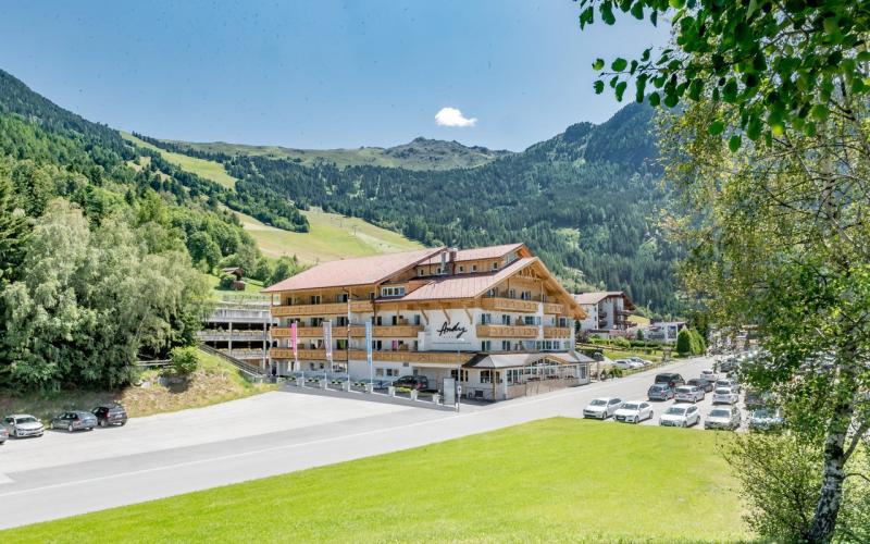 Blick auf das Hotel Apartment Andy und die umliegenden Berge