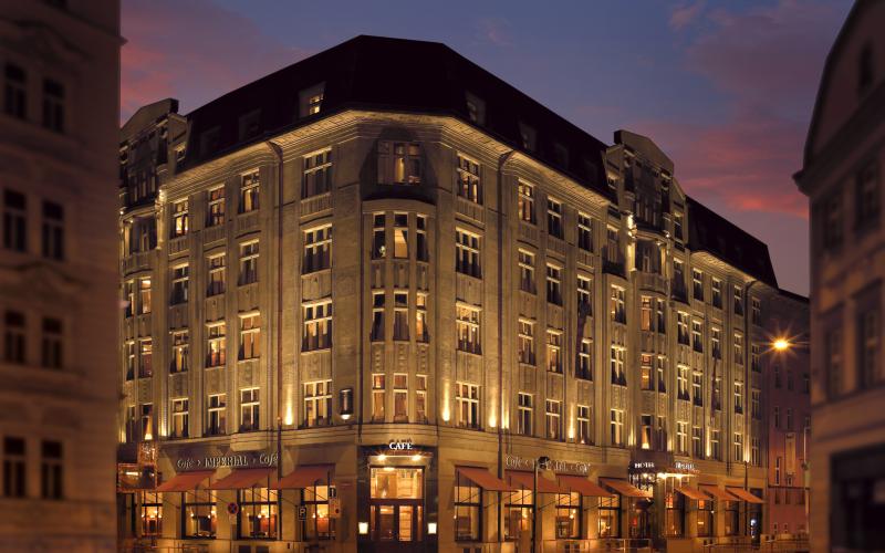 Aussenansicht des Art Deco Imperial Hotels Prag bei Nacht 