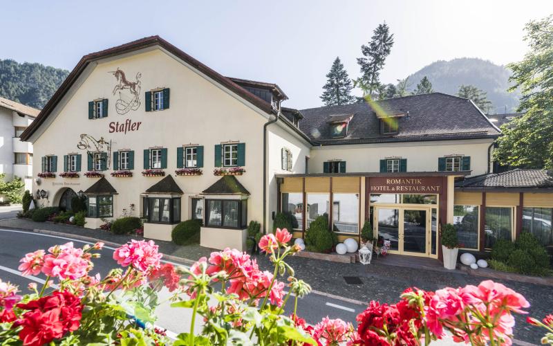 Aussenansicht des Romantik Hotels Stafler mit Blumen im Vordergrund