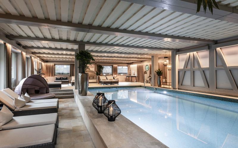 Innenpool mit Entspannungsliegen und Ruhecocoons im Romantik Hotel Stafler