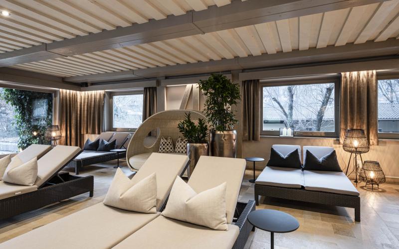 Ruheraum mit diversen Liegen im Romantik Hotel Stafler