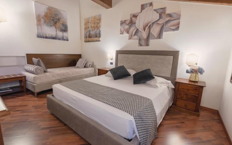 Doppelzimmer mit dezentem Dekor in der Villa Cariola