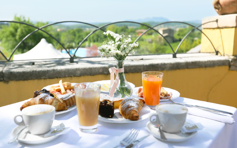 Gedeckter Frühstückstisch mit Ausblick auf die Umgebung aus der Villa Cariola