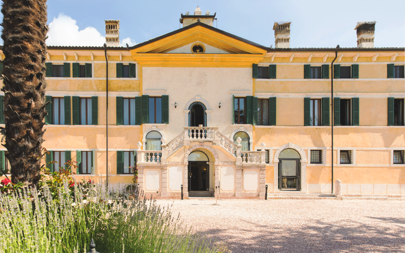 Blick auf die Ballustrade des historischen Gebäudes der Villa Cariola