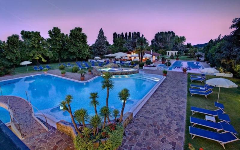 Aussenpool im Wellness Hotel Terme delle Nazioni bei Abenstimmung