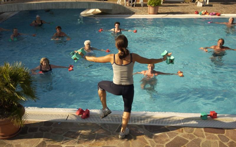 Eine Trainerin und Gäste bei der Aquagymnastik im Wellness Hotel Terme delle Nazioni