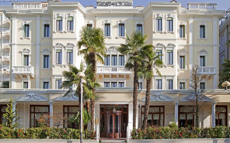 Aussenansicht der historischen Frontseite des Grand Hotels Trieste und Victoria