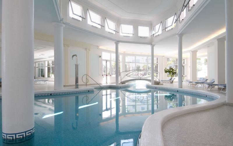 Innenpool mit viel Licht im Hotel la Residence