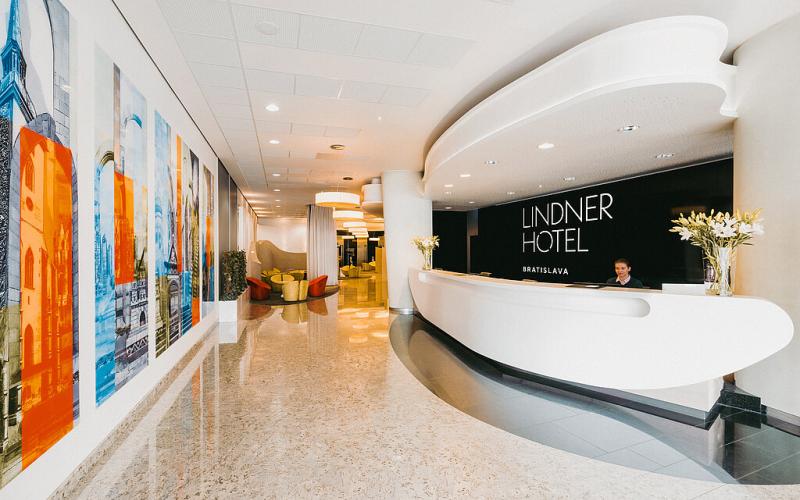 Moderner Empfangsbereich im Lindner Hotel Bratislava