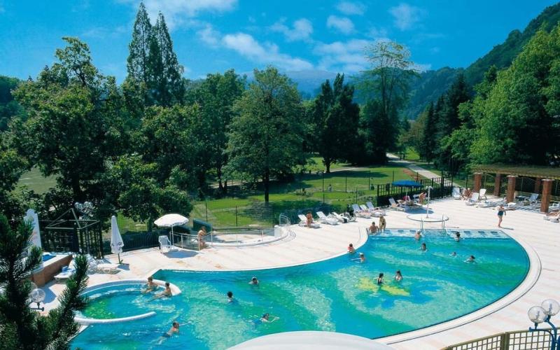 Aussenbereich mit Pools und Gästen im Hotel Zdravilisce Lasko