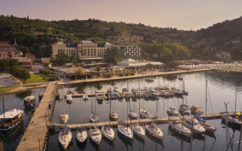 Luftbild auf den Hafen von Portoroz mit dem Kempinski Palace Portoroz im Hintergrund