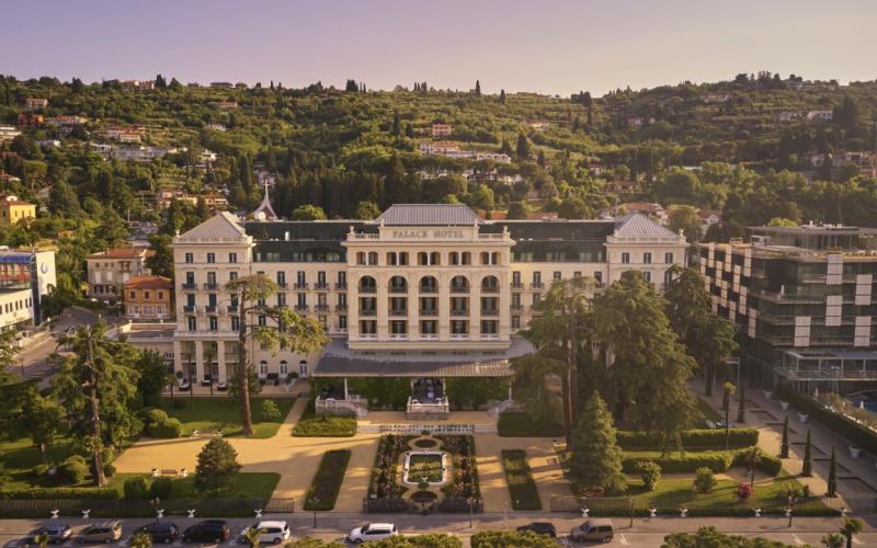 Vorderansicht des Kempinski Palace Portoroz mit großem Gartenbereich