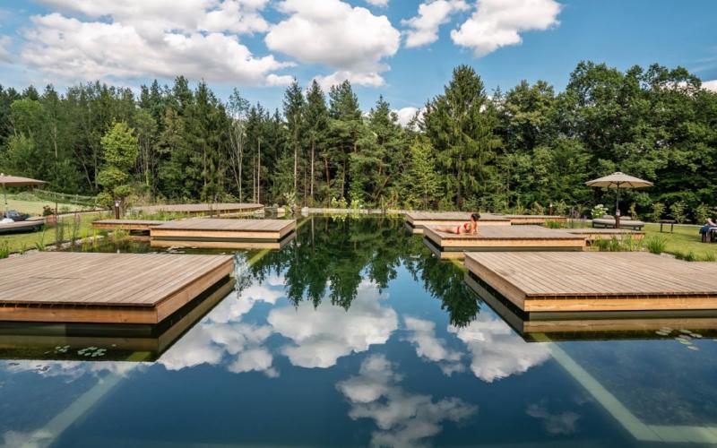 Badeteich mit Naturwasser und Holzliegen im Retter