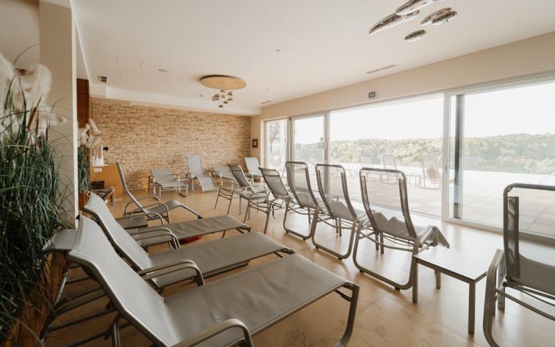 Hotel das Eisenberg, Wellnessbereich mit Liegen mit Blick in die Landschaft