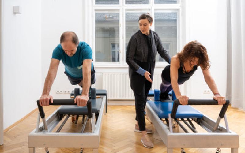 Lisa unterstützt im Pilates Alignment Studio 2 Kunden