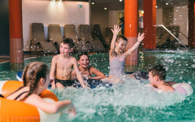 Spielende Kinder im Wasser