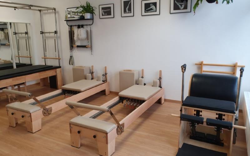 Blick auf die Pilates-Geräte in der Pilates Sonnenterrasse