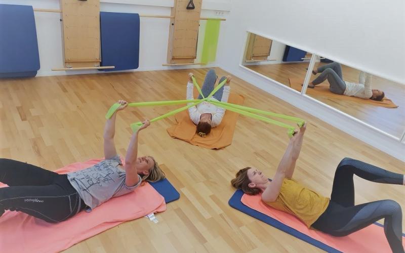 Kundinnen beim Mattentraining in der Pilates Sonnenterrasse