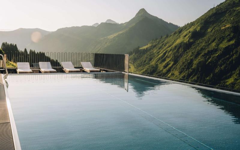 Infinity Pool mit Blick in die Berge vom Damülser Hof aus