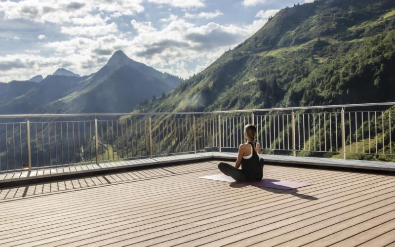 Yoga auf der Terrasse des Damülser Hofs