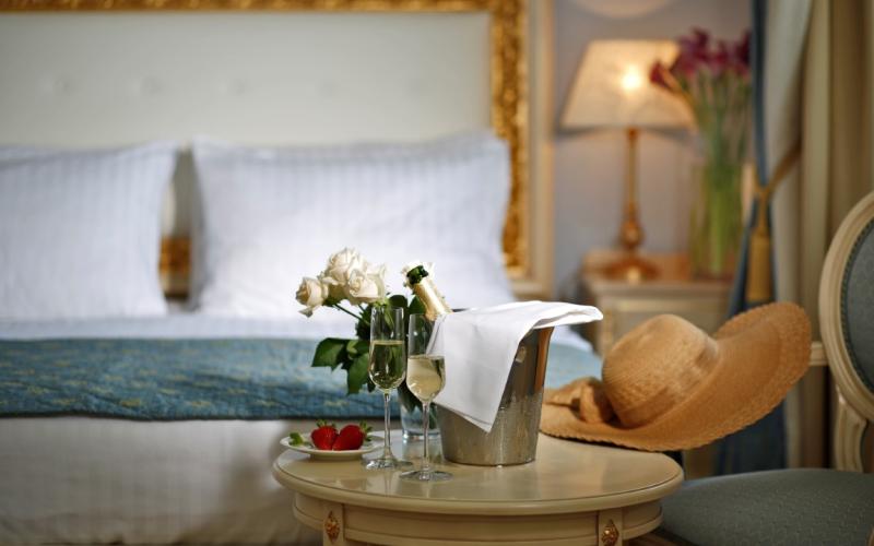 Hotel Kvarner Palace Sekt und Gläser in einem Doppelzimmer des Hotels Kvarner Palace