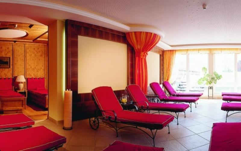 Ruheraum mit vielen Entspannungsliegen in rot im Hotel Post am See