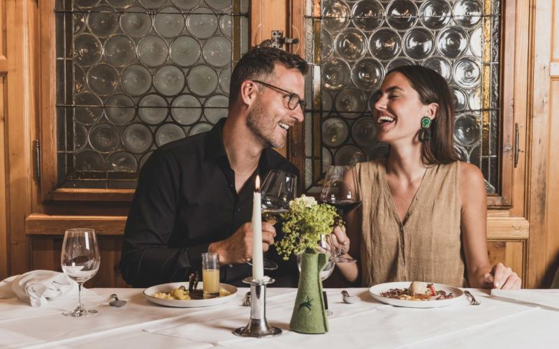 Pärchen beim Abendessen im Restaurant des Seehotels Jägerwirt