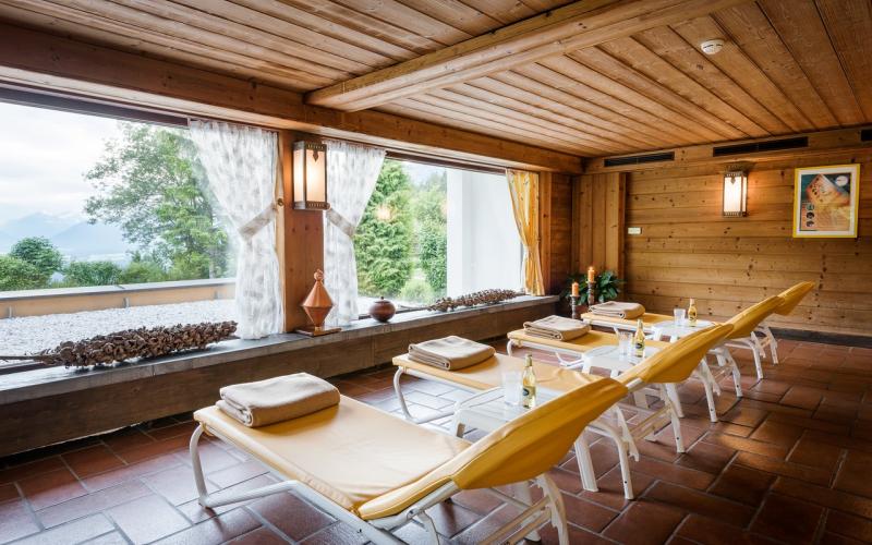 Inntalerhof DAS Panoramahotel Entspannungsliegen mit Blick in die Berge aus dem Inntalerhof DAS Panoramahotel