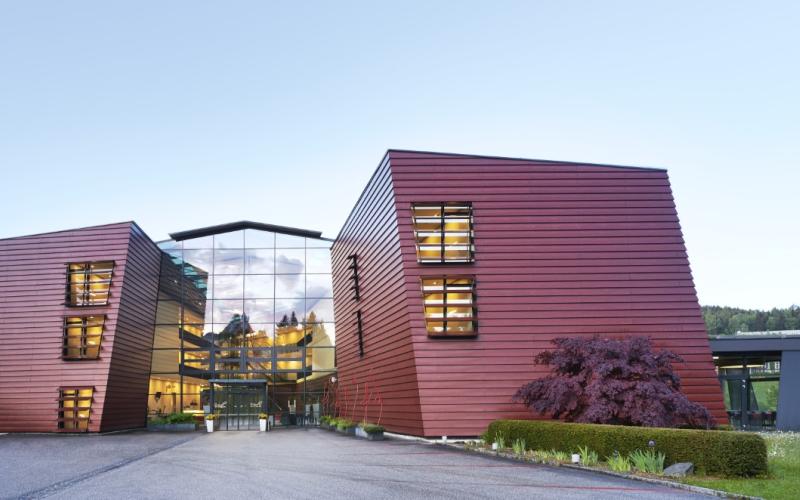Aussenansicht mit rötlicher Fassade des Spa Hotel Bründl