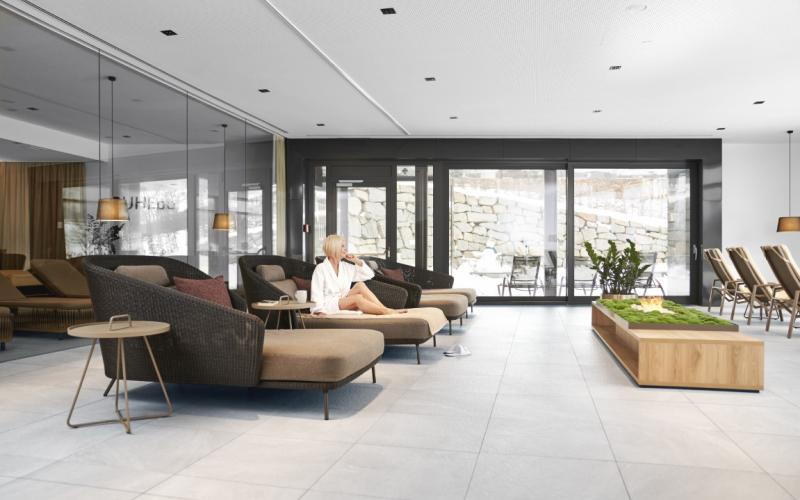 Eine Dame im Ruheraum im Spa Hotel Bründl