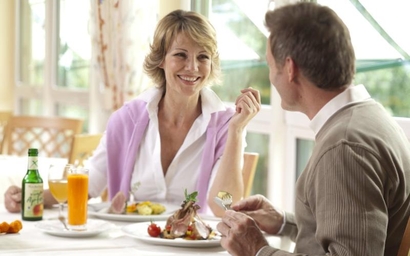 Ein Paar beim Frühstück im Hotel Moorheilbad Harbach