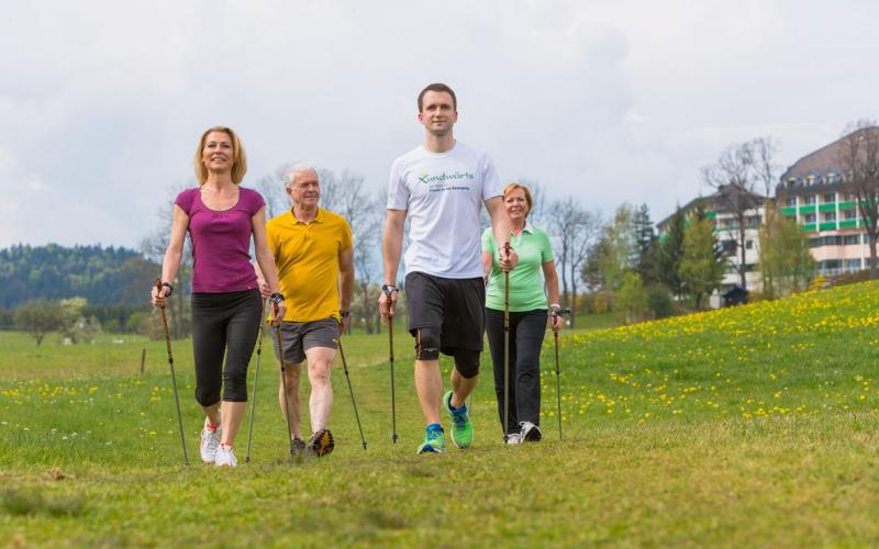 Familie in der Nähe des Hotels Moorheilbad Harbach beim Wandern