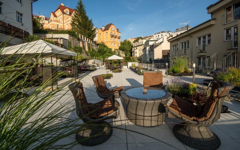 Terrasse mit Blick in die Stadt vom Luxury Wellness und Spa Hotel Prezident aus