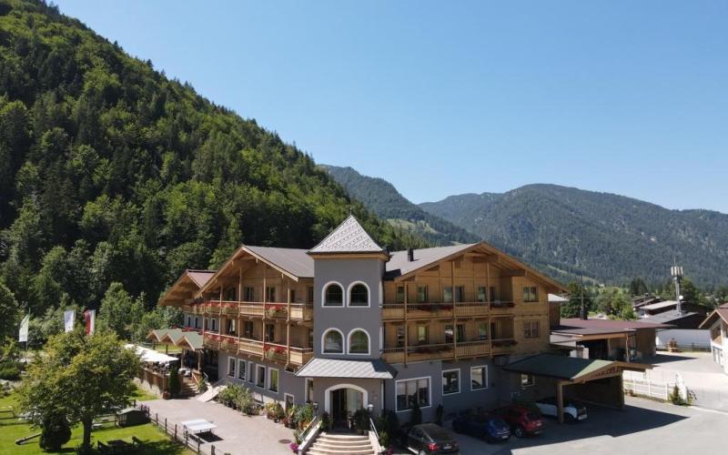 Aussenansicht des Landhotels Strasserwirt im Sommer