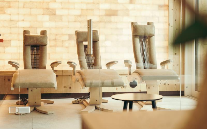 Blick auf drei Infrarotliegen im Wellnessbereich des Hotels Ferienwelt Kesselgrub