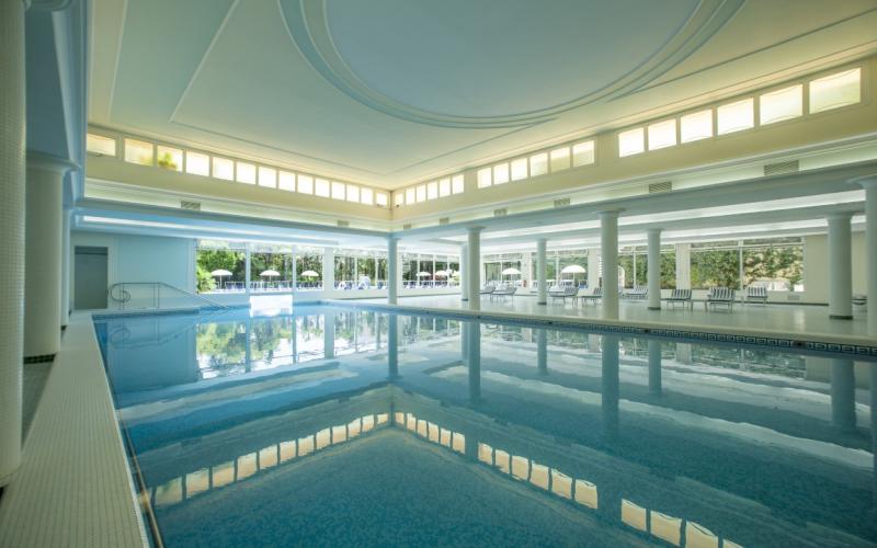 Blick auf den Aphrodite Innenpool im Hotel Due Torri