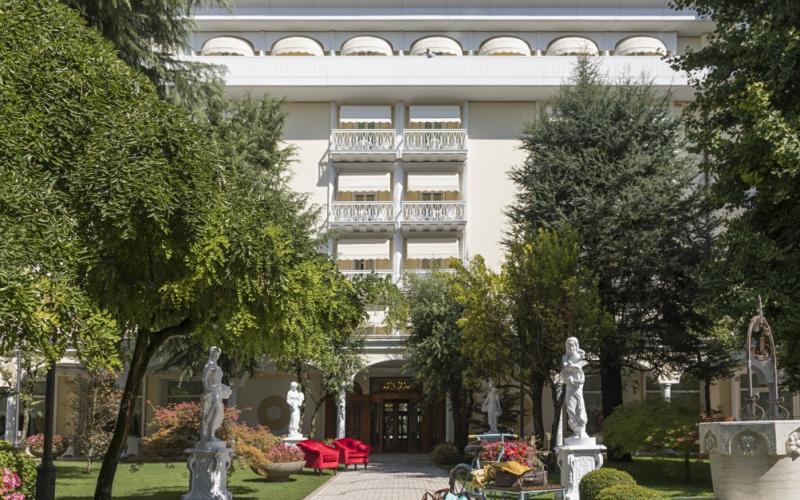 Blick auf die Hotelfassade des Hotels Due Torri